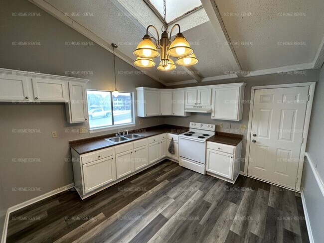 Building Photo - Beautiful 3 bedroom duplex for rent in KCMO!