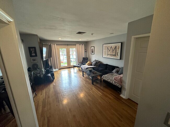 Foto del edificio - 8956 Swinton Ave