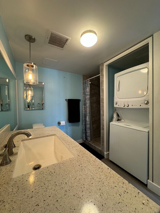 Building Photo - Walk to the beach at this Iconic Waikiki F...