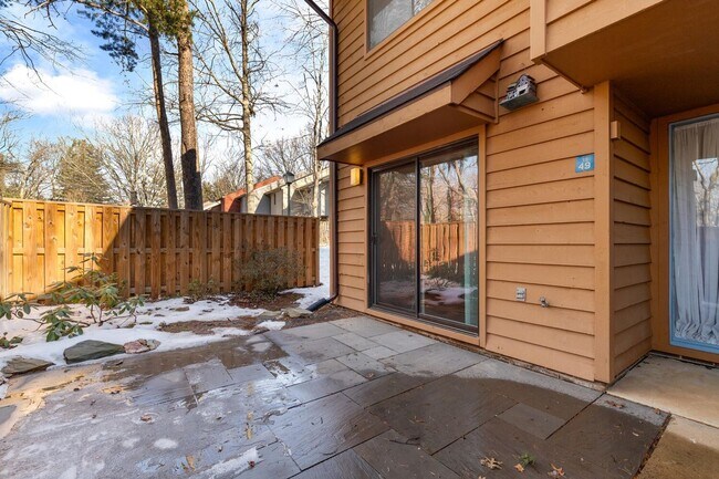 Foto del edificio - Updated 1800+ sq/ft 3 bdrm 2.5 bath end unit townhome