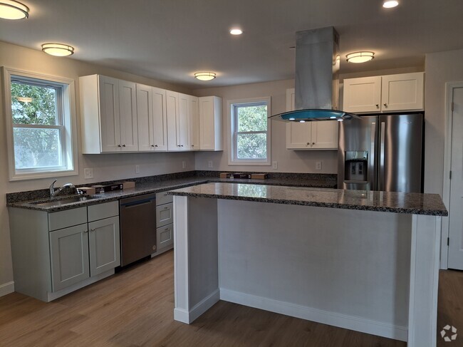 Kitchen with island - 103 Brook St