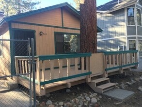 Building Photo - 949 Pine Ln
