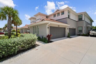 Building Photo - 12000 Santaluz Dr