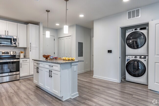 B1 - 2HAB, 2BA - 1,080SF - Cocina y lavandería - Lake Maggiore Apartments