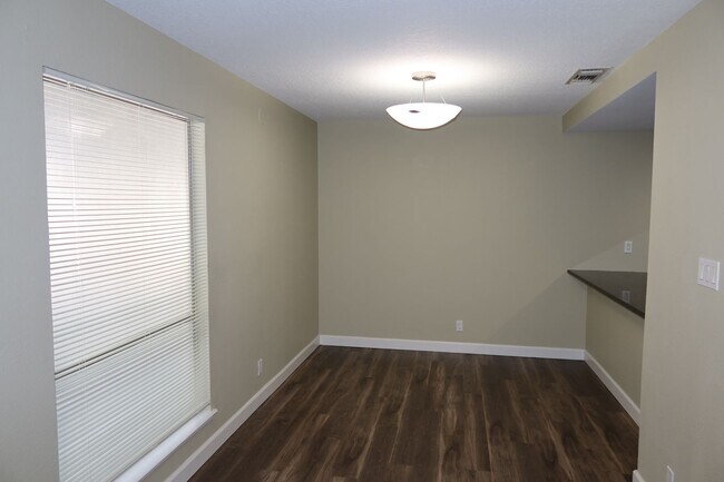 Foto del edificio - 2 bedroom, 1 bath, Roundtree Court in the ...