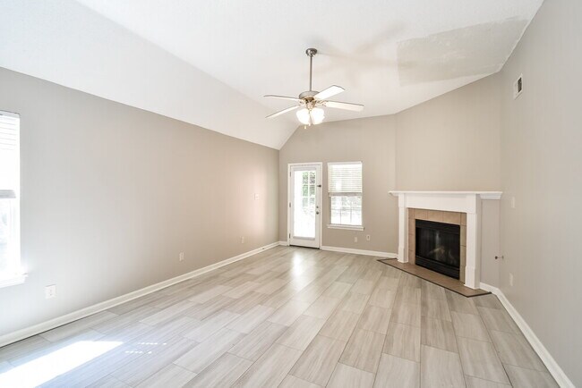 Foto del edificio - 7039 Maple Grove Rd