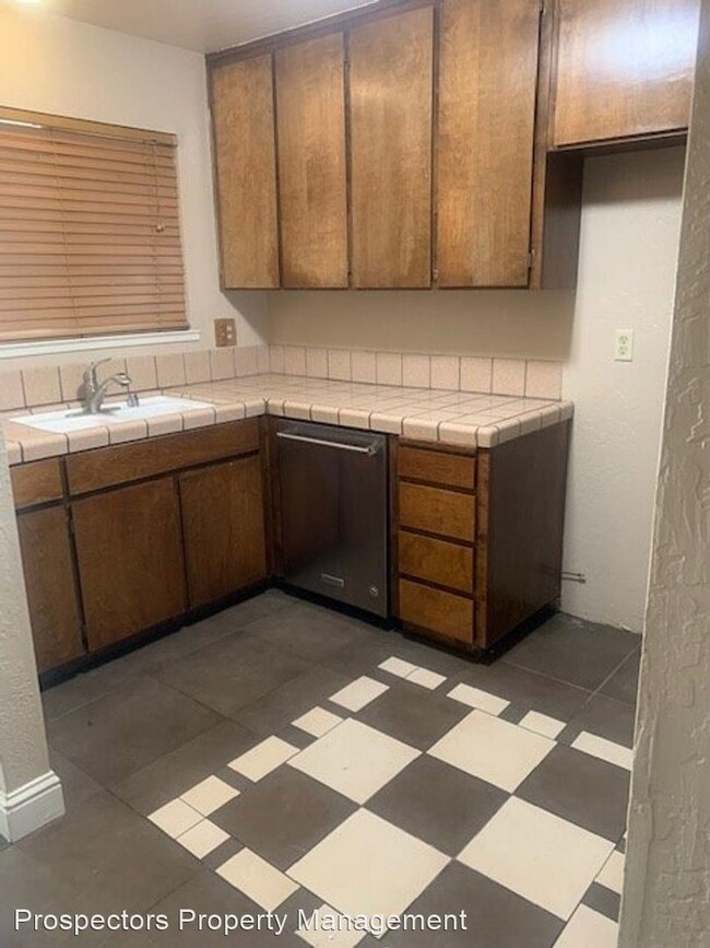 Building Photo - 2 br, 1 bath House - 200 E. Edmundson Ave
