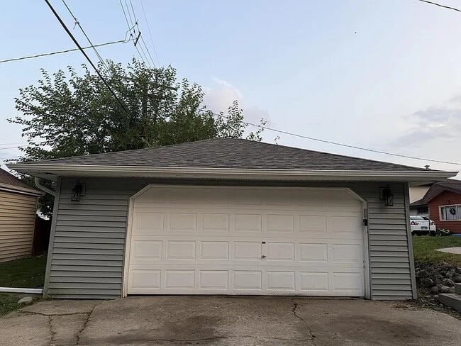 Building Photo - 8035 W Warnimont Ave