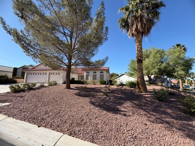 Foto del edificio - BEAUTIFULLY UPGRADED SINGLE FAMILY HOME - 3 BEDROOM, CORNER LOT WITH VAULTED CEILINGS