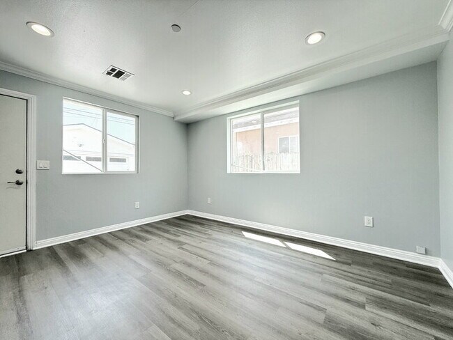 Building Photo - 322 E 55th St