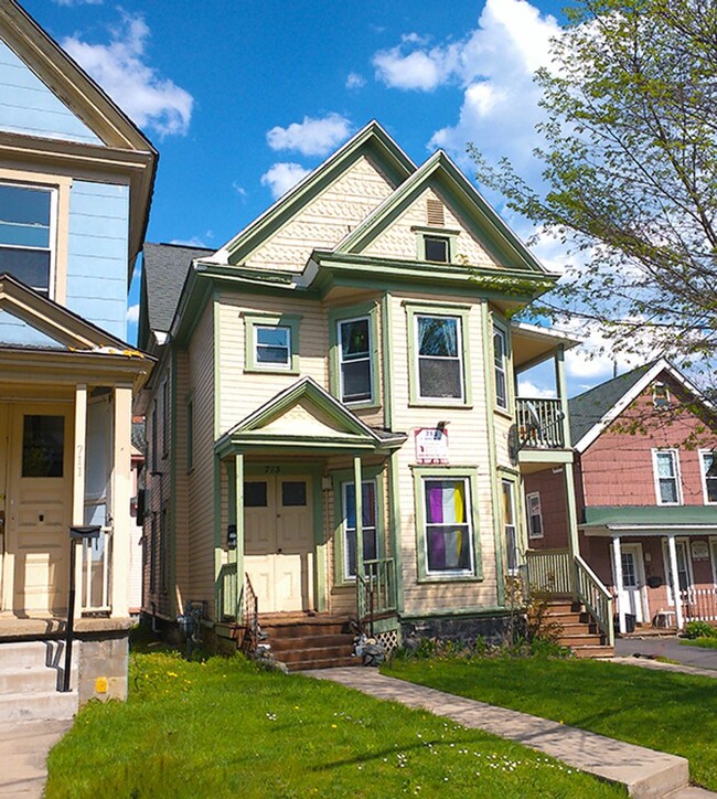 Building Photo - 713 S Beech St