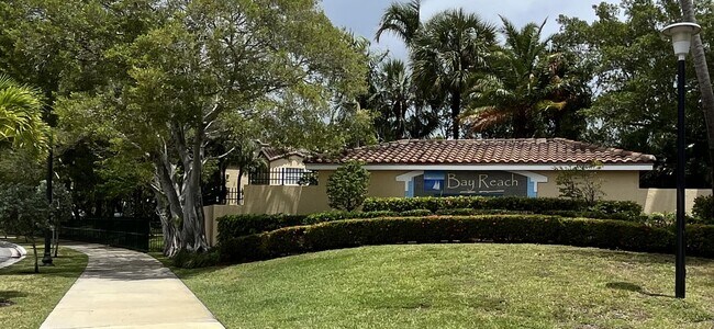 Building Photo - 1105 Lake Shore Dr