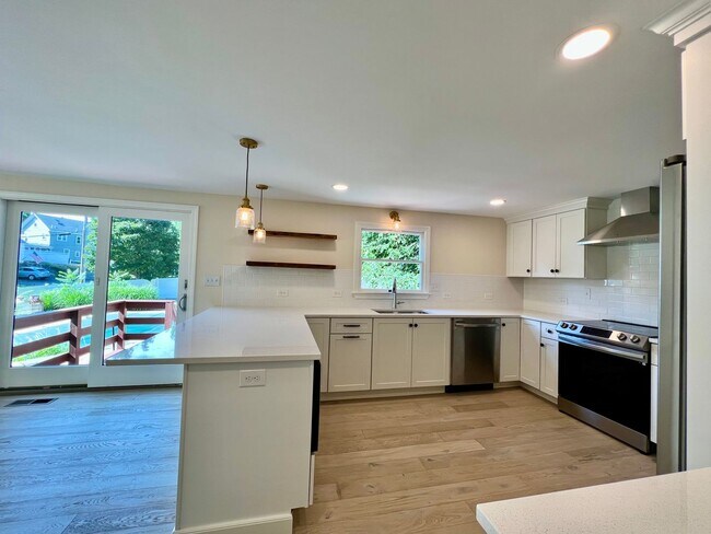 Foto del edificio - AVAIL. 11/1: 5 BED 3.5 BATH (SINGLE FAMILY...