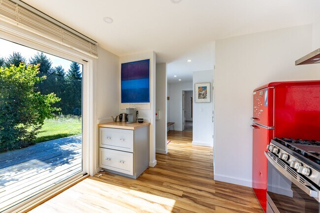 Building Photo - 5 month lease- Fully Furnished One bedroom...