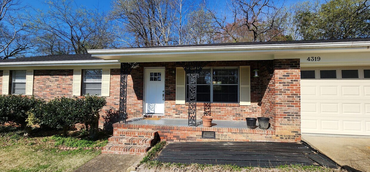 Primary Photo - Adorable single level home with fenced in ...
