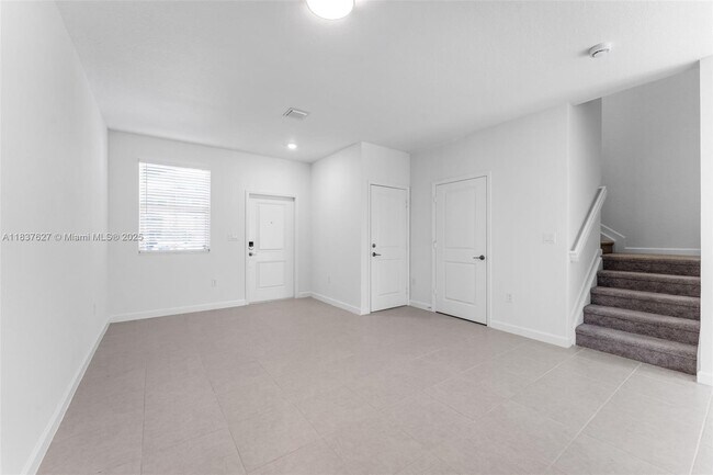Foto del edificio - 2442 SE 28th St