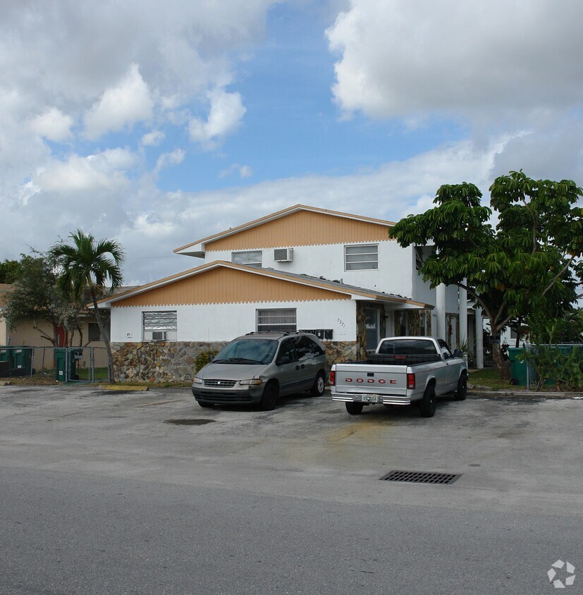 Foto del edificio - 7371 NW 37th St