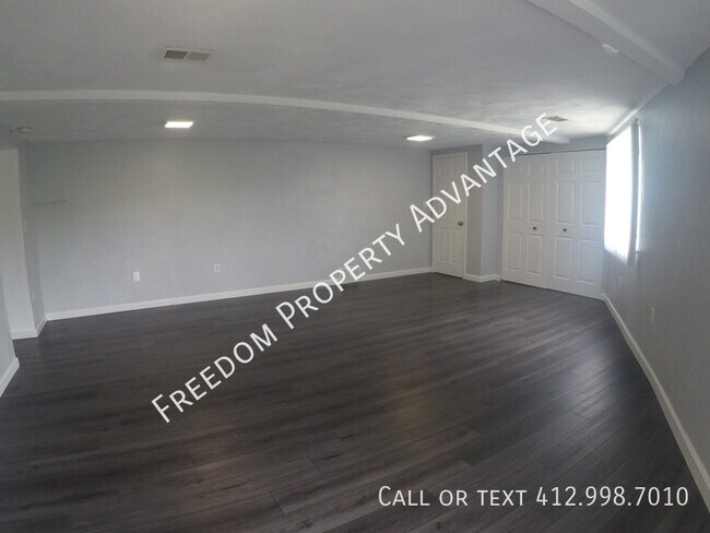 Foto del edificio - 2214 McKees Rocks Rd