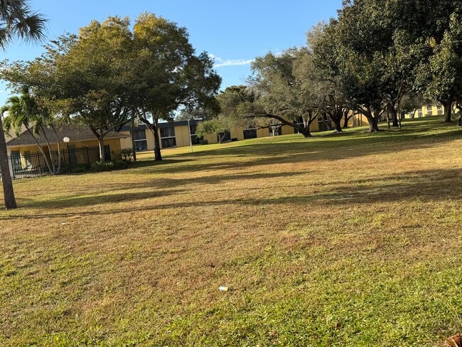 Foto del edificio - 410 Meadows Cir