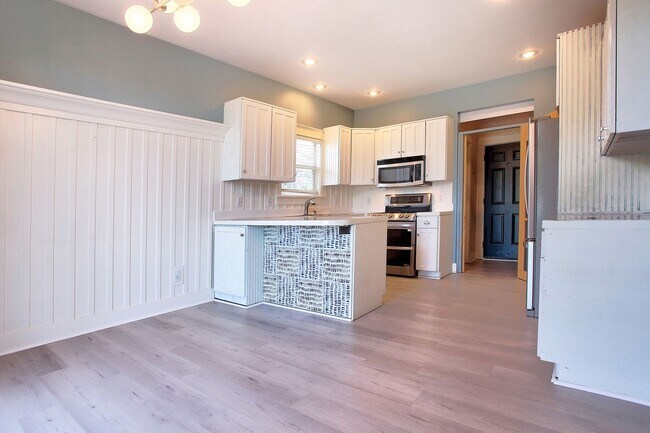 Foto del edificio - 3 BED 3 BATH HOME ON LAKE