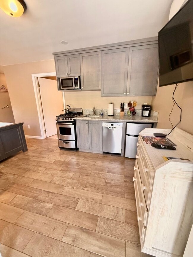 Building Photo - Charming 1 Bed 1 Bath Studio Available 6/1/26!!