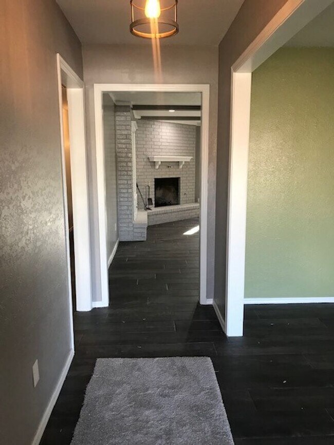 Building Photo - Newly Updated - Granite Counters - 4 Bd/3 Ba - Spacious