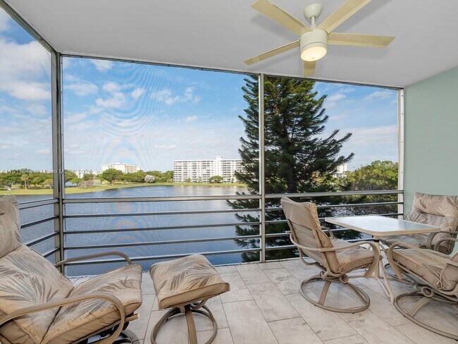 Foto del edificio - 2751 N Palm Aire Dr