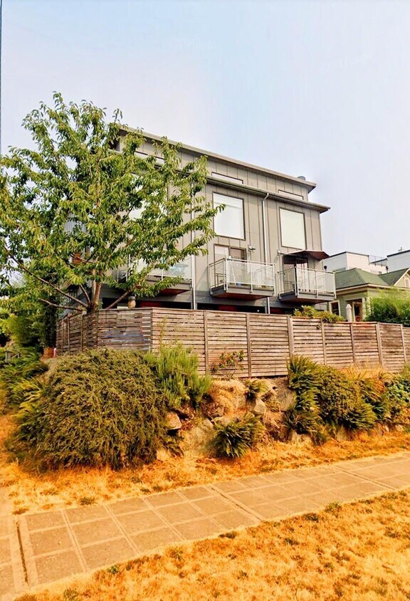 Primary Photo - 1303 S Hill St