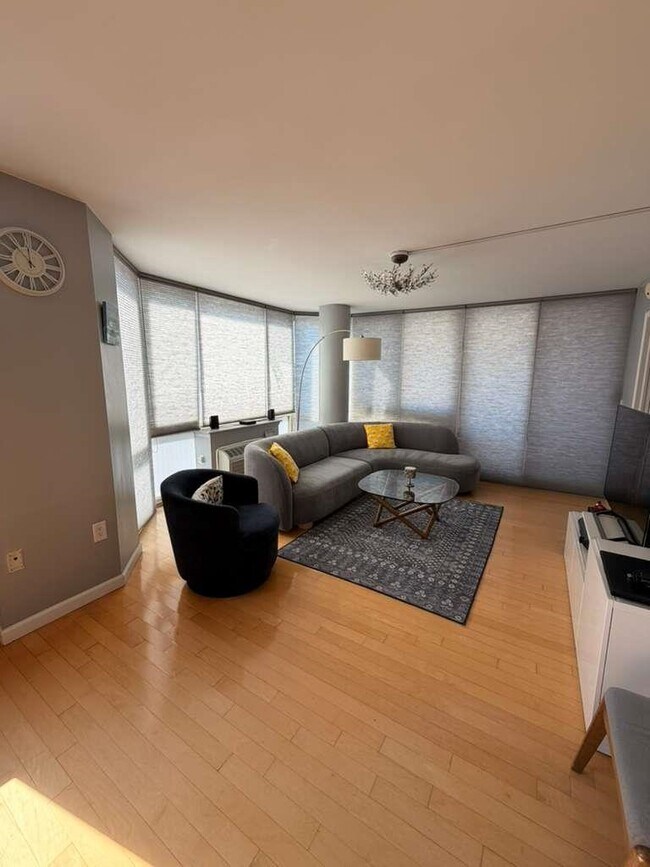 Building Photo - 20 2nd St