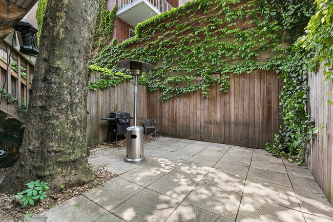 Building Photo - 250 E 33rd St