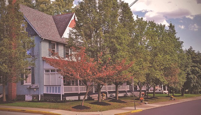 Calle tranquila arbolada - 41 Maple Ave