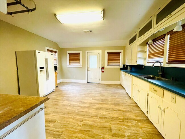 Foto del edificio - 229 E Saunders St