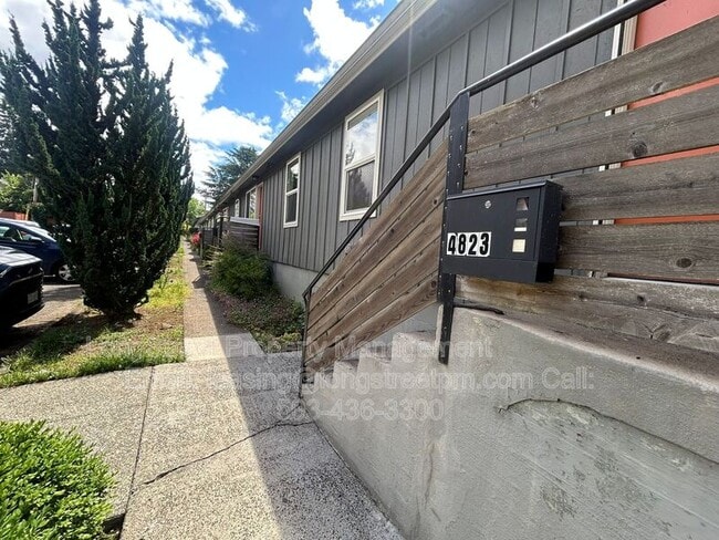 Building Photo - 4823 NE 50th Pl