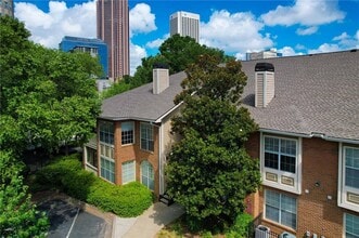 Building Photo - 200 Renaissance Pkwy NE