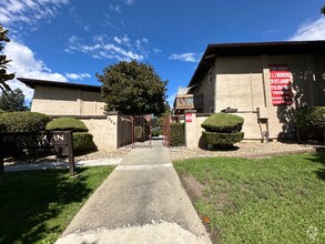 Building Photo - 320 Franciscan Ct