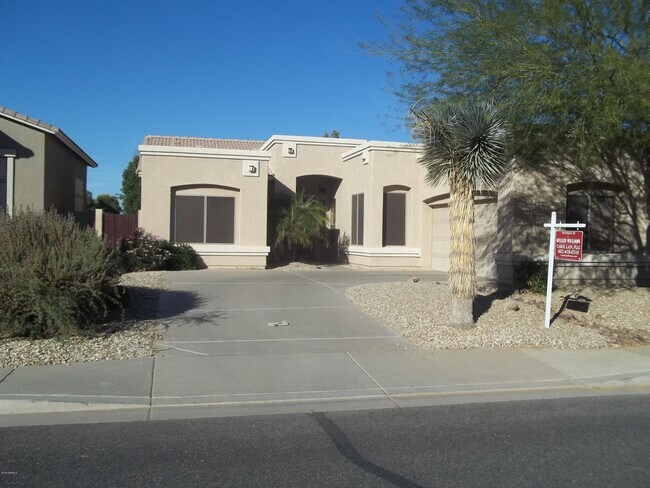 Building Photo - 1680 W Saragosa St