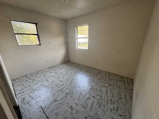 Building Photo - 413 Orange St