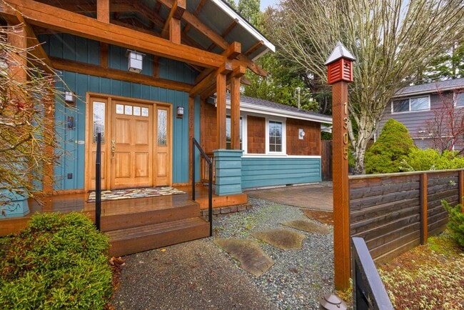 Building Photo - 1305 5th St