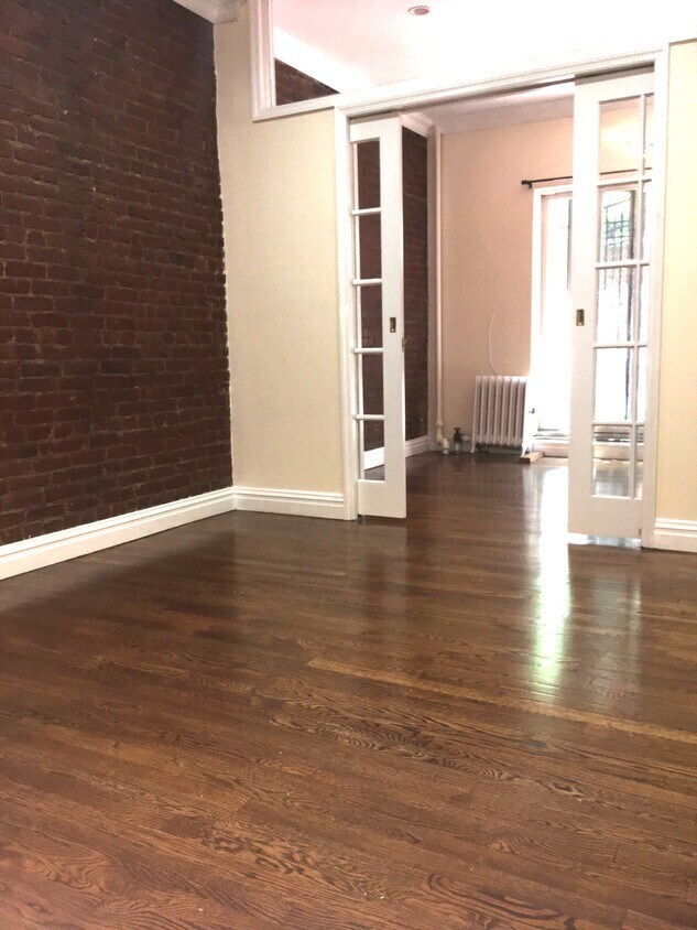 Foto principal - 322 E 73rd St