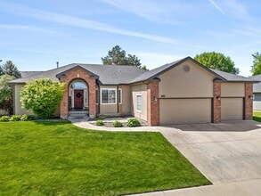 Building Photo - 695 W Riodosa Dr
