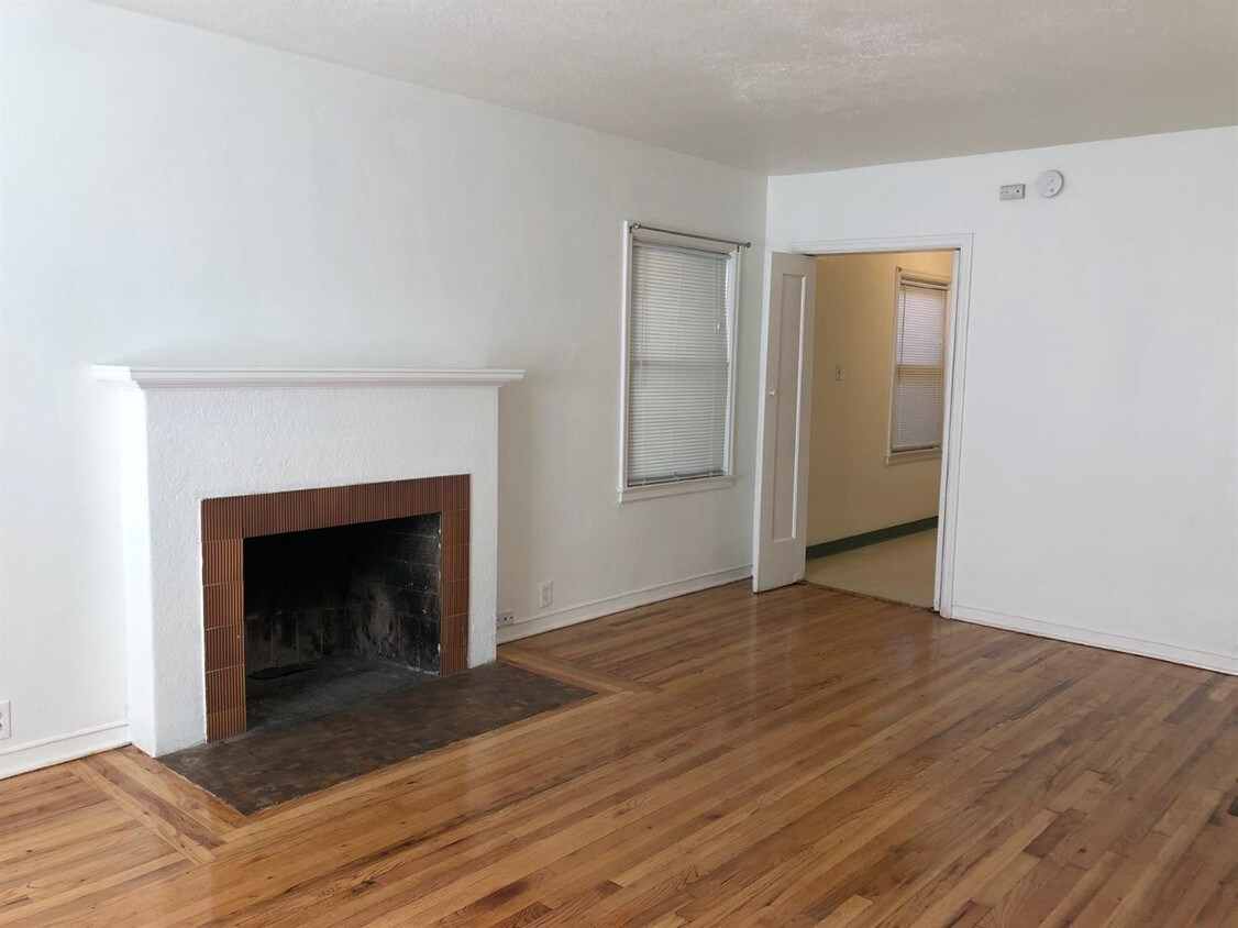 Primary Photo - 1528 N Wishon Ave