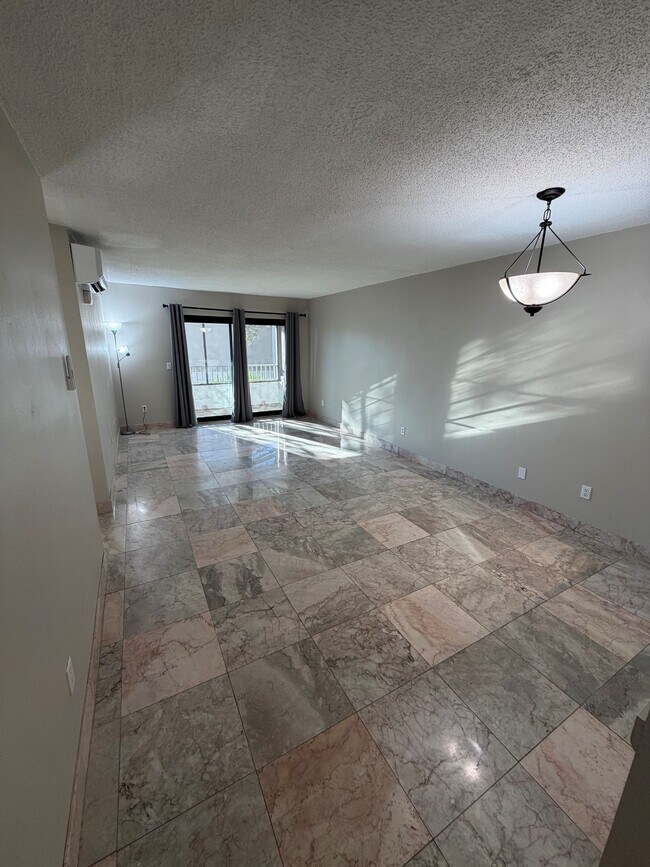 Sala/Comedor (1) - 2025 Lakewood Club Dr S