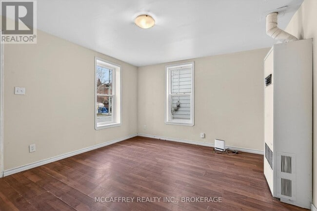 Building Photo - 45 Isabella St E