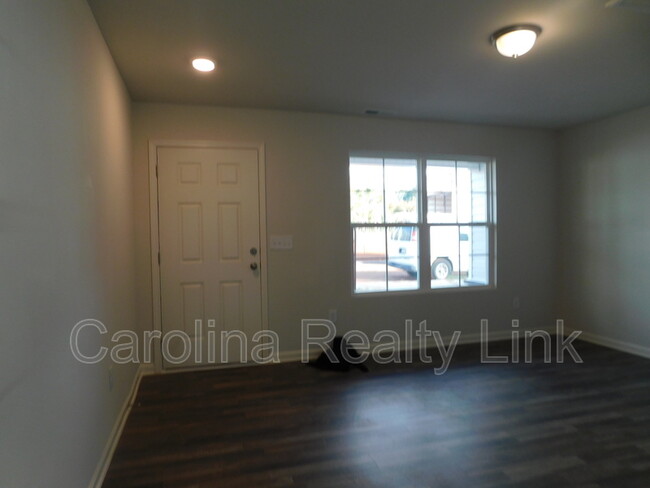 Building Photo - 615 Quail Ln