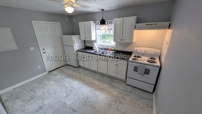 Building Photo - 1226 Martin Cir