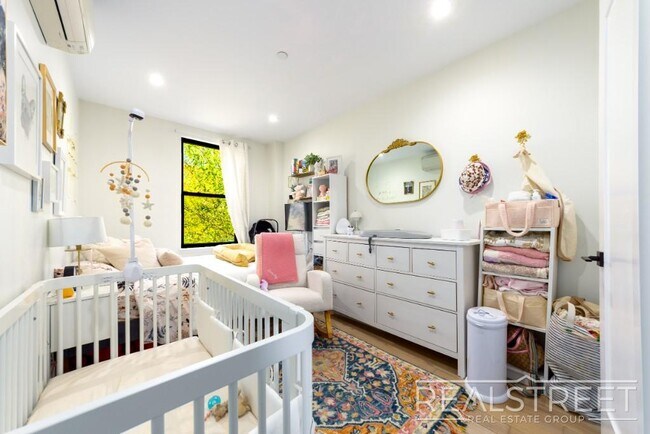 Foto del edificio - Stunning Renovated 2BR in Bushwick with Stylish Finishes & Spacious Layout