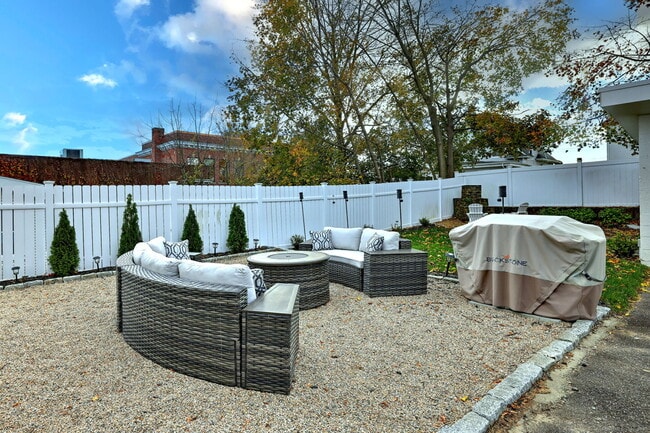 Building Photo - 40 Hazelwood Ave