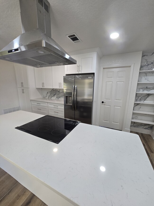 Building Photo - 383 Floral Dr
