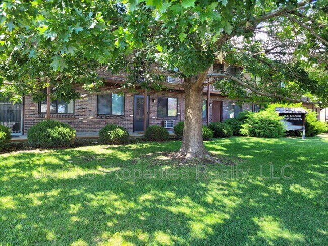 Building Photo - Oak Manor Apartments