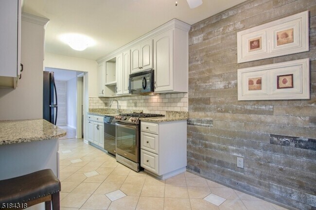Building Photo - 14 Colonial Ct